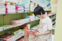 TPHCM: Nhân viên nhà sách hướng dẫn 4 cách để phụ huynh, học sinh nhận biết SGK giả