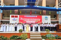 TP.HCM: Học sinh quay trở lại trường sau kỳ nghỉ Tết, nhiều em được hiệu trưởng lì xì 