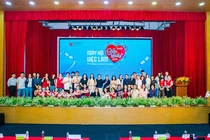 Đại diện các đơn vị ứng tuyển, giảng viên và sinh viên HIU chụp hình lưu niệm tại Ngày hội việc làm Ảnh: HIU.