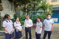 Ông Nguyễn Văn Hiếu động viên thí sinh trước giờ thi môn Ngữ văn (ảnh: V.D)