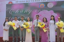 Đại diện học sinh lớp 12 của trường tặng hoa cảm ơn các thành viên trong ban giám hiệu nhà trường (ảnh: V.D)