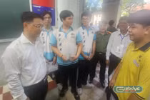Phó Chủ tịch UBND TPHCM đến điểm thi động viên thí sinh trước giờ làm bài thi tốt nghiệp THPT