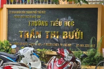 Vừa nghỉ hè, phụ huynh TH Trần Thị Bưởi đã được đề nghị đăng ký mua đồng phục