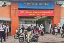 Hai lớp 12 nói phải đóng tiền ôn thi, Hiệu trưởng THPT Nguyễn Trung Trực nói gì?