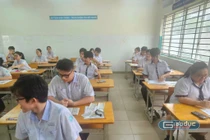 TPHCM: Thi Ngữ văn, một thí sinh gãy tay phải, thi phòng riêng có cán bộ ghi bài hộ
