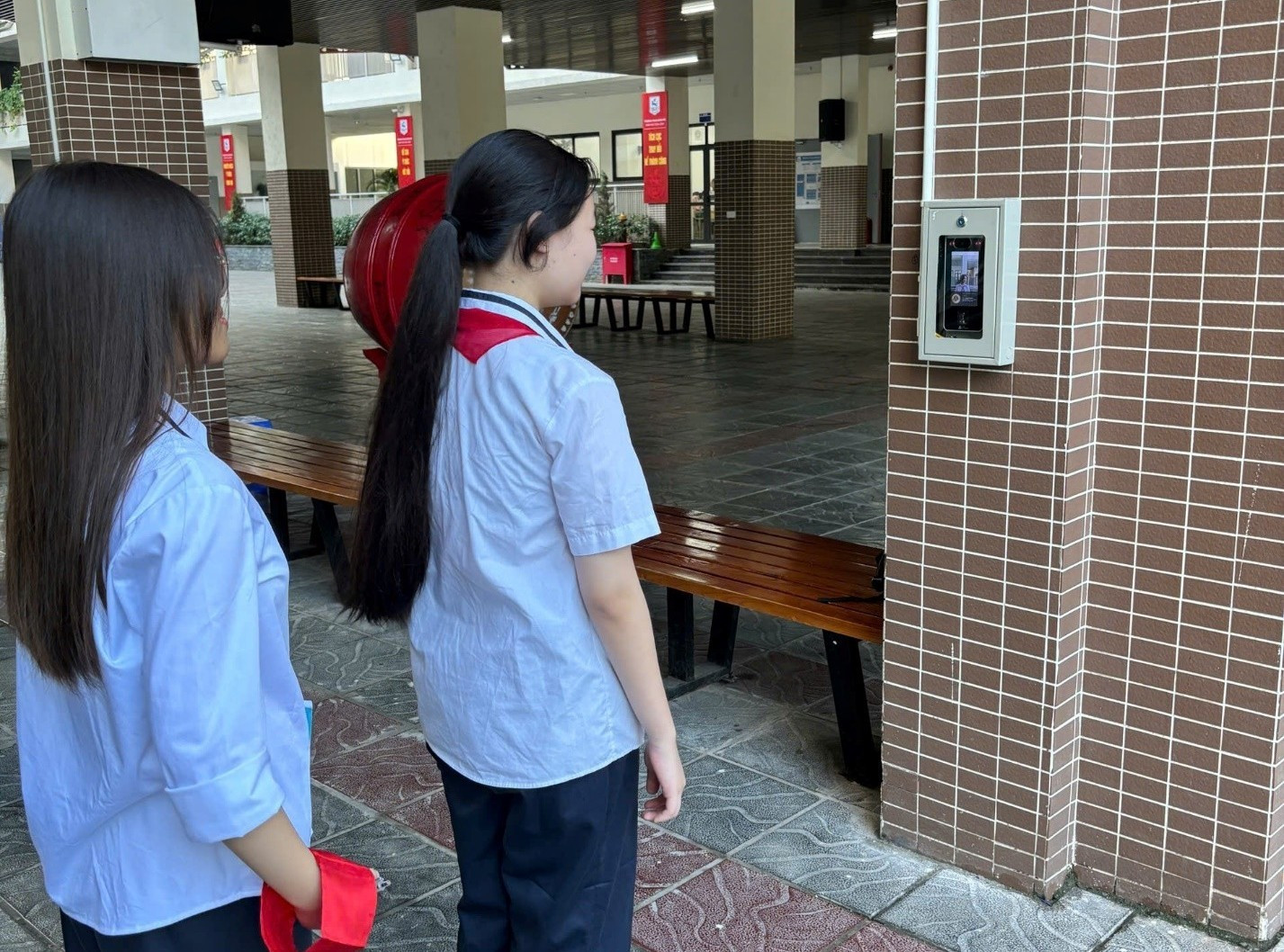 Học sinh Trường Trung học cơ sở Giảng Võ điểm danh nhận diện khuôn mặt bằng AI. Ảnh: NTCC.