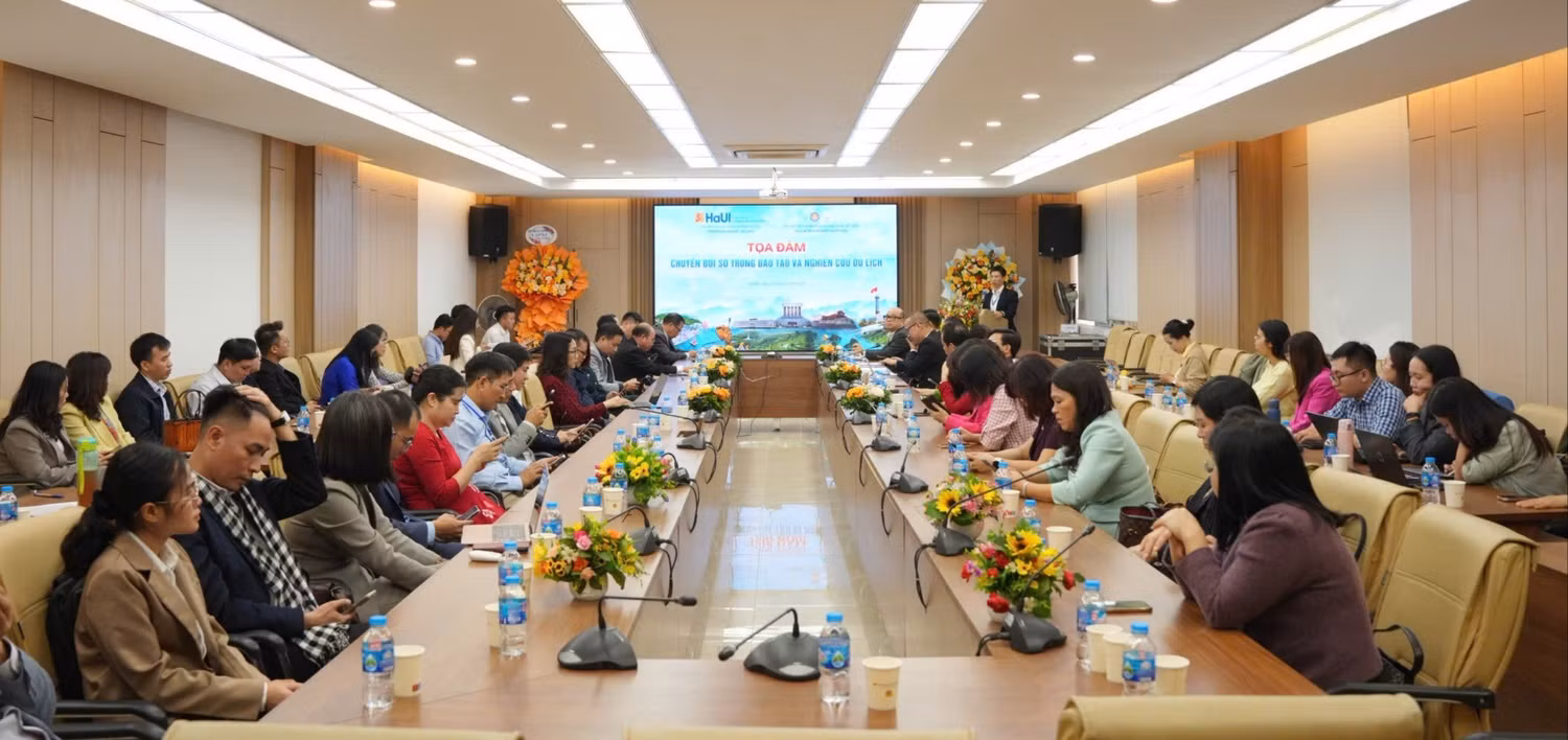 Toàn cảnh tọa đàm tại điểm cầu trực tiếp - Trường Ngoại ngữ - Du lịch (Trường Đại học Công nghiệp Hà Nội). Ảnh: BTC.