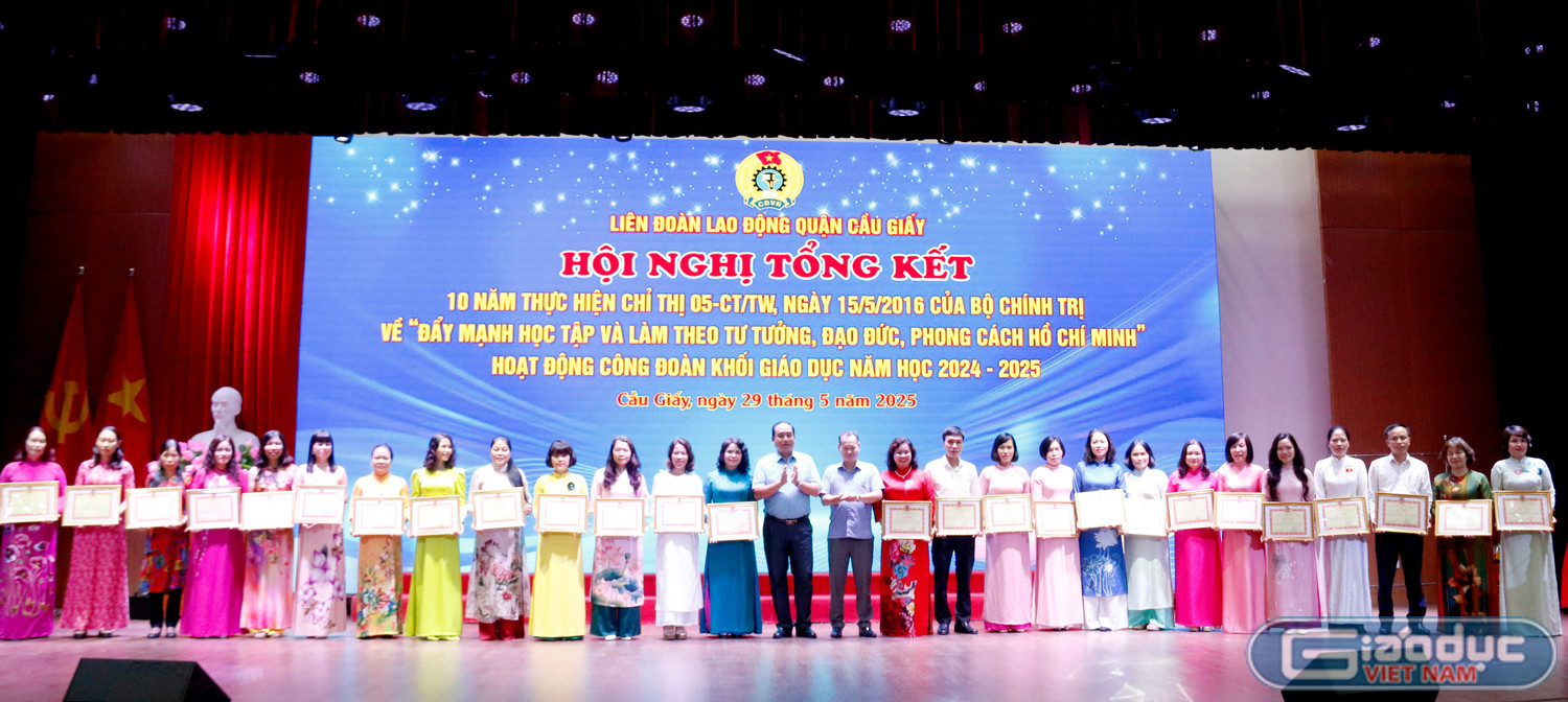 Tặng Giấy khen cho các cá nhân có thành tích xuất sắc trong 10 năm thực hiện Chỉ thị số 05-CT/TW ngày 15/5/2016 của Bộ Chính trị về “Đẩy mạnh học tập và làm theo tư tưởng, đạo đức, phong cách Hồ Chí Minh” .