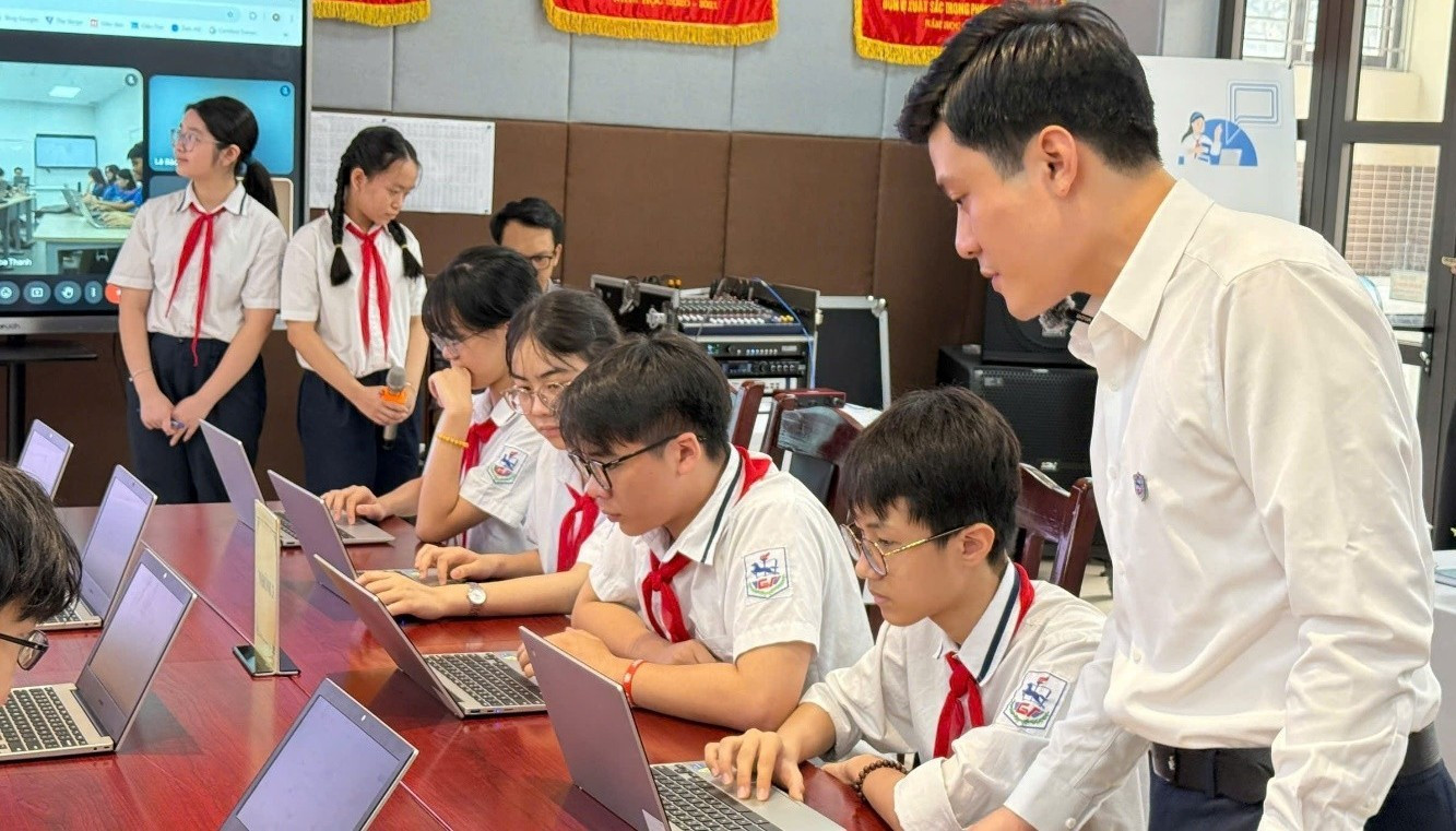 Giáo viên Trường Trung học cơ sở Giảng Võ tiến hành dạy mẫu tiết học số Google cho quận Ba Đình (cũ) năm học 2024-2025. Ảnh: NTCC.