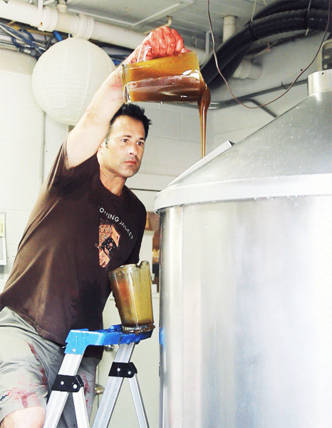 Một phụ gia không thể thiếu khi đun lên men loại bia dâu tây thượng hạng, đó là mật ong. Sau khi hỗn hợp dâu tây, nước và kê đã hòa tan đều vào nhau, mật ong mới được tiếp vào thùng đun nóng. Một phụ gia không thể thiếu khi đun lên men loại bia dâu tây thượng hạng, đó là mật ong. Sau khi hỗn hợp dâu tây, nước và kê đã hòa tan đều vào nhau, mật ong mới được tiếp vào thùng đun nóng.