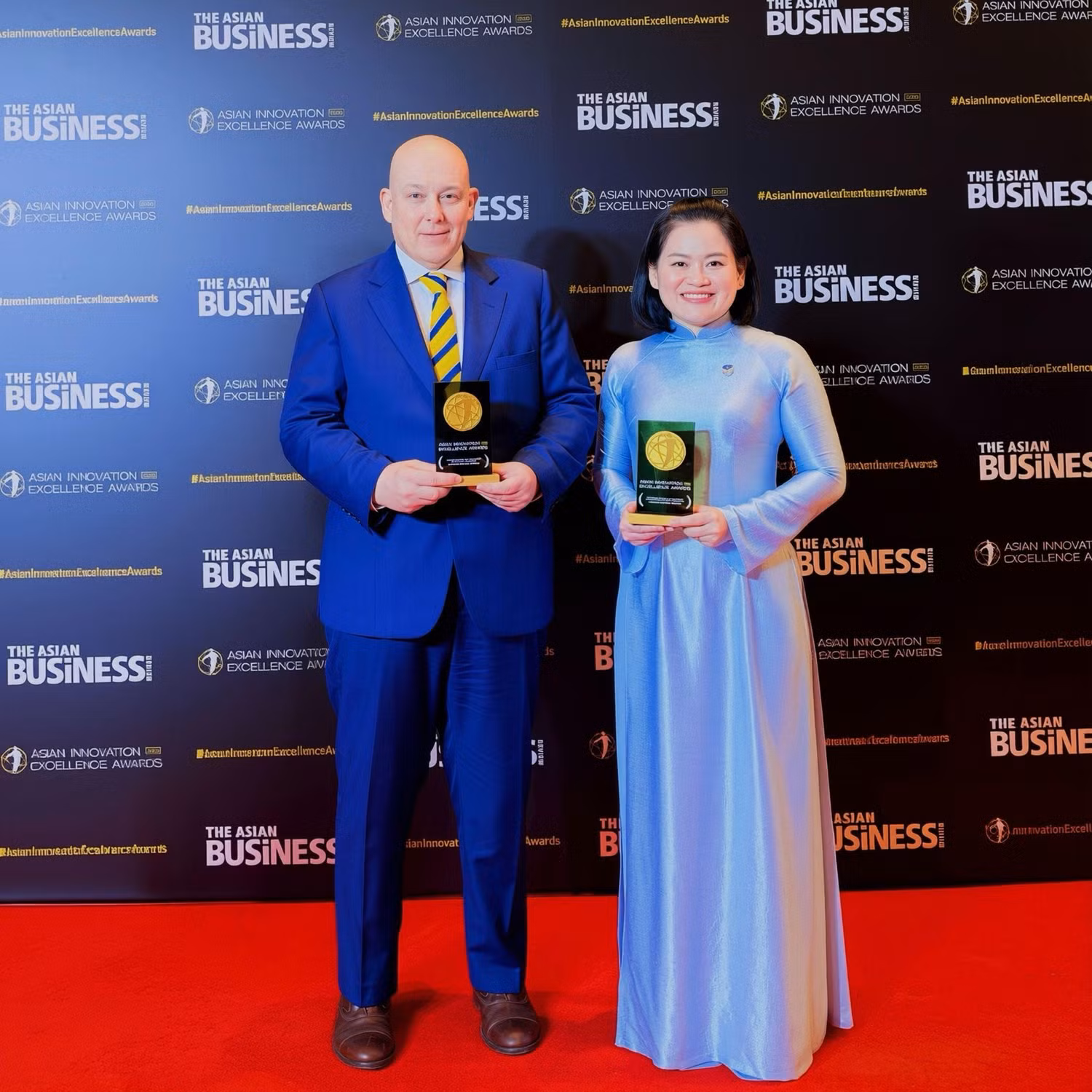 Bà Lê Nguyễn Trung Nguyên - Tổng Giám đốc Hệ thống Giáo dục Victoria School và ông Mark Tappin - Phó Tổng Giám đốc Công nghệ - tại Lễ trao giải Asian Innovation Excellence Awards 2026.
