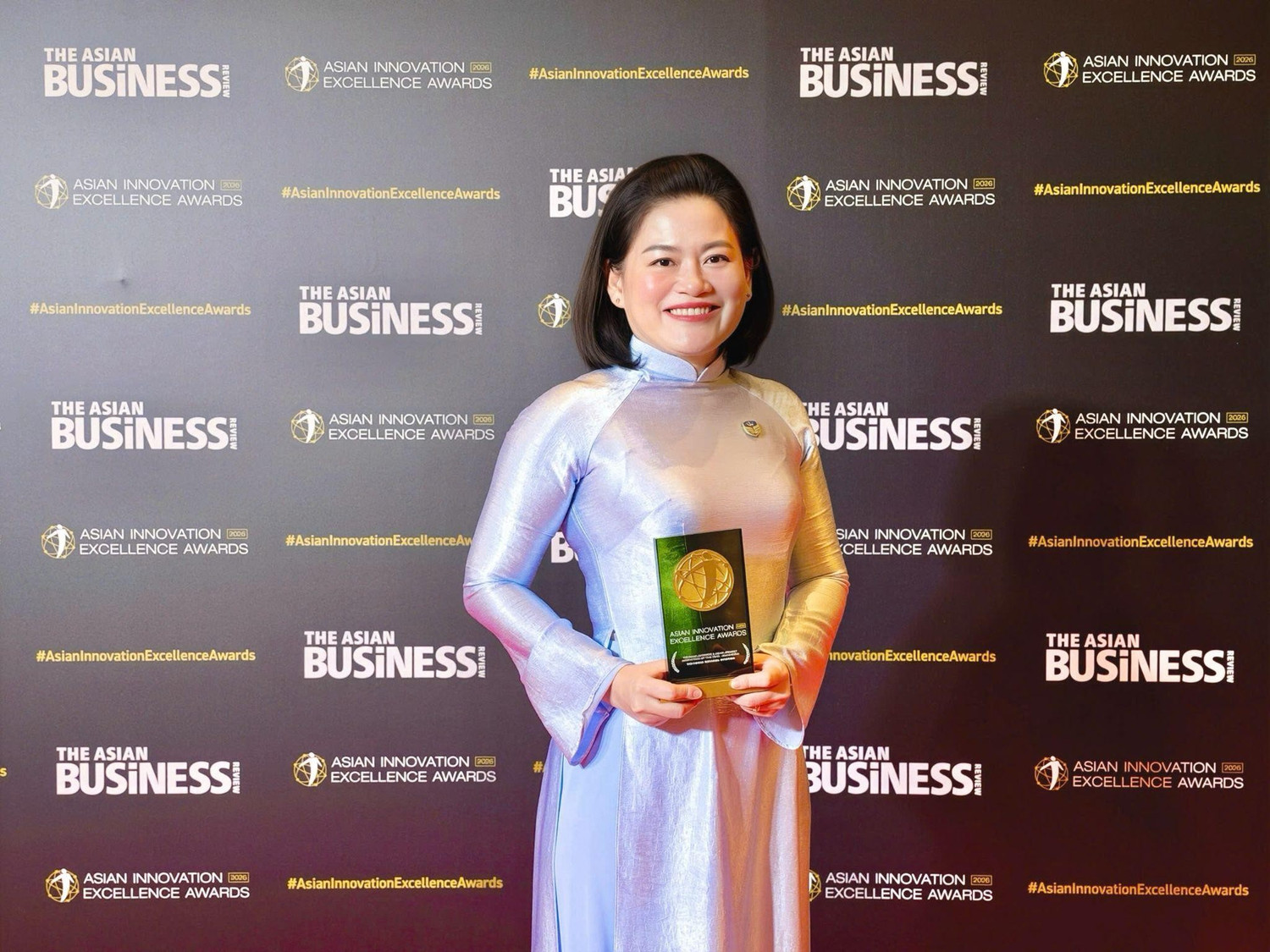 Bà Lê Nguyễn Trung Nguyên - Tổng giám đốc Hệ thống Giáo dục Victoria School nhận giải thưởng Đổi mới Công nghệ tại Việt Nam - lĩnh vực Giáo dục.