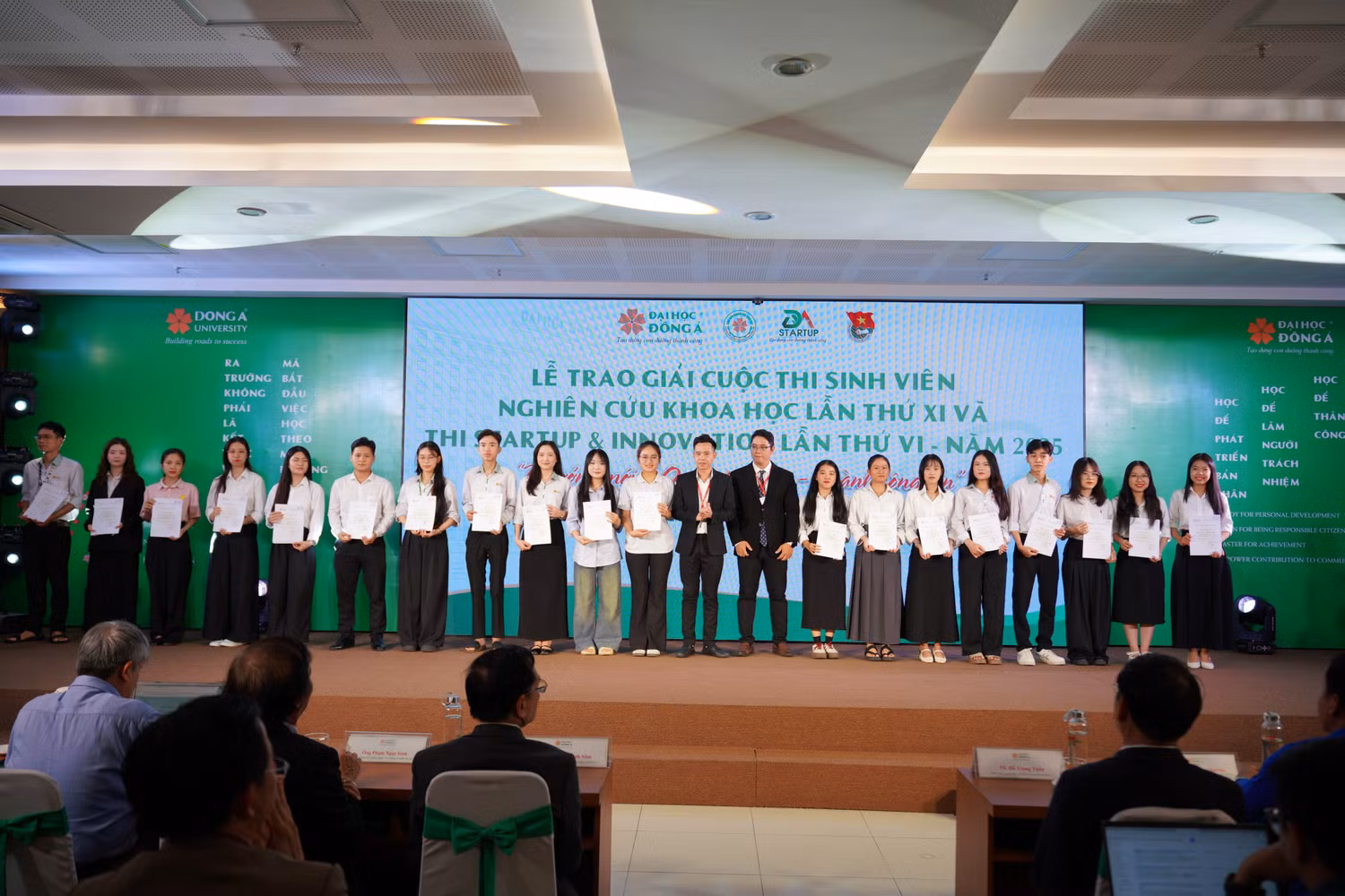 trao-chung-nhan-tham-gia-cuoc-thi-7r305778.jpg
