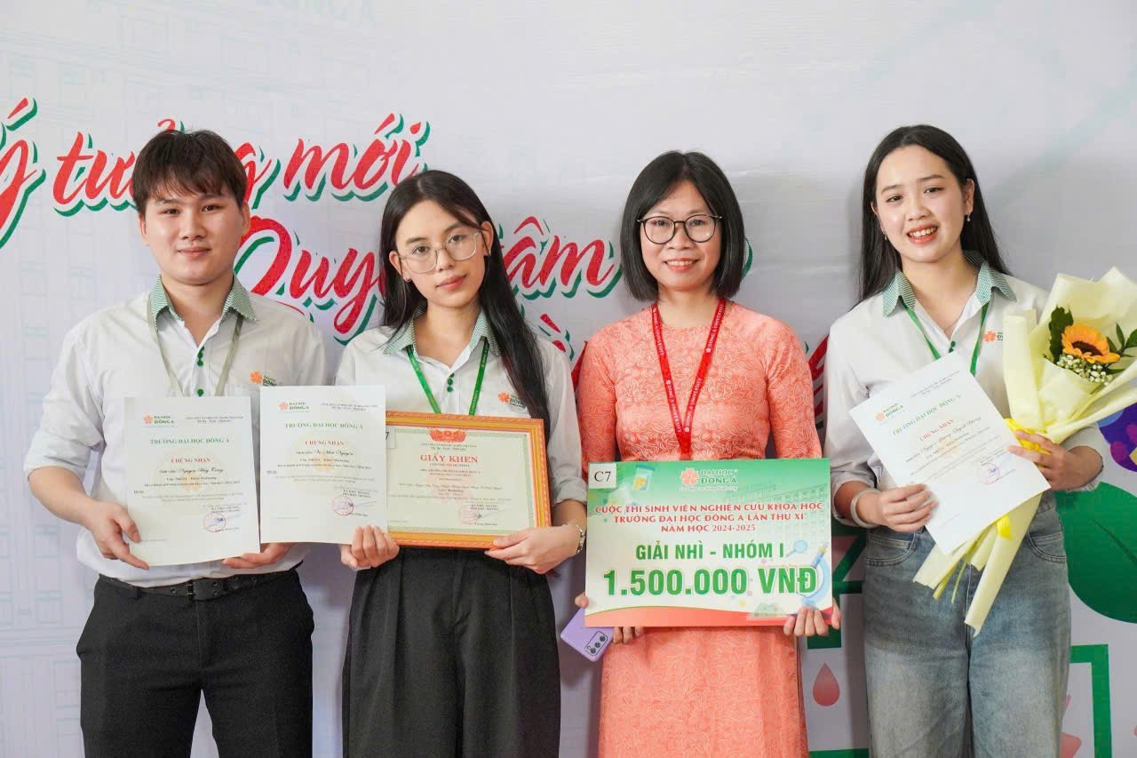 Em Nguyễn Huy Tùng (ngoài cùng bên trái) và Thạc sĩ Lê Thị Kim Tuyết (thứ ba từ trái sang). Ảnh: NVCC.