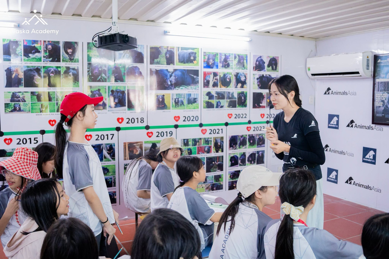Các Alaskids khối 6 và 7 tham quan và trải nghiệm tại Vườn Quốc gia Tam Đảo cùng Trung tâm Cứu hộ Gấu Việt Nam. Ảnh: NTCC.