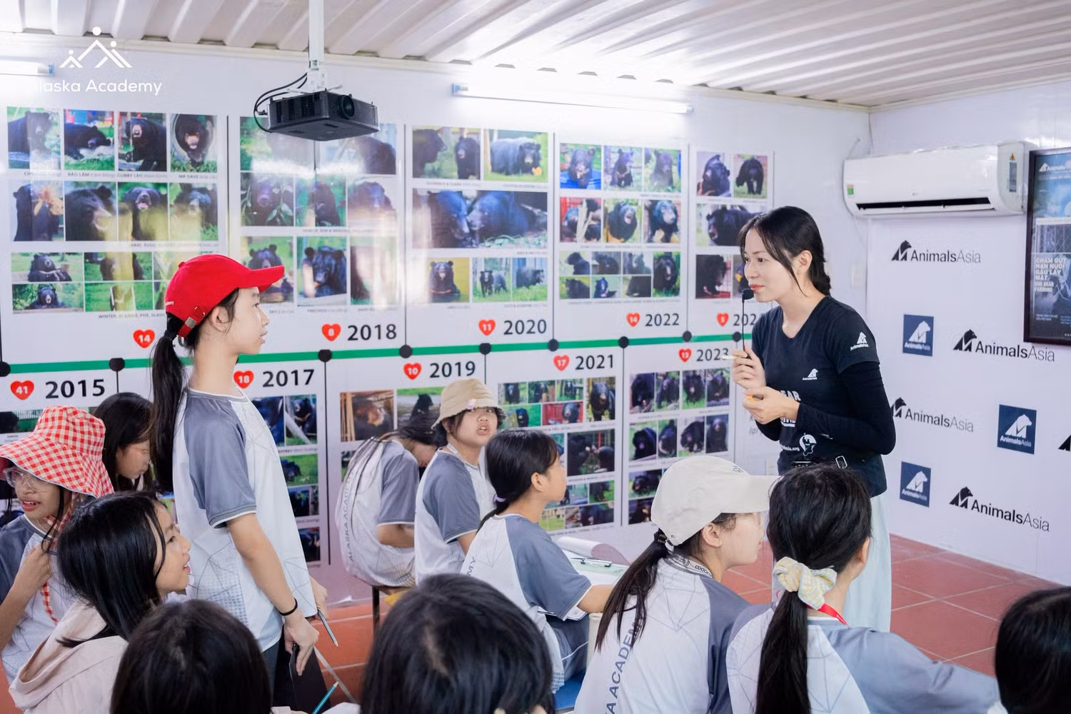 Các Alaskids khối 6 và 7 tham quan và trải nghiệm tại Vườn Quốc gia Tam Đảo cùng Trung tâm Cứu hộ Gấu Việt Nam. Ảnh: NTCC.
