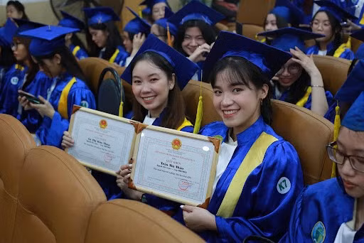 Chỉ dựa vào tỷ lệ tốt nghiệp xuất sắc chưa thể kết luận CSGDĐH đánh giá dễ dãi hay nghiêm túc