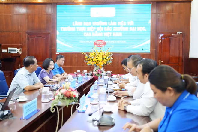Lãnh đạo Đại học Thủ Dầu Một làm việc với Thường trực Hiệp hội Các trường đại học, cao đẳng Việt Nam