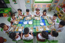 Bữa ăn học đường không chỉ cần no, an toàn mà phải được chuẩn hóa để nâng cao tầm vóc người Việt 