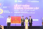Khoa Thiết kế Mỹ thuật đón nhận cờ của Bộ Xây dựng.