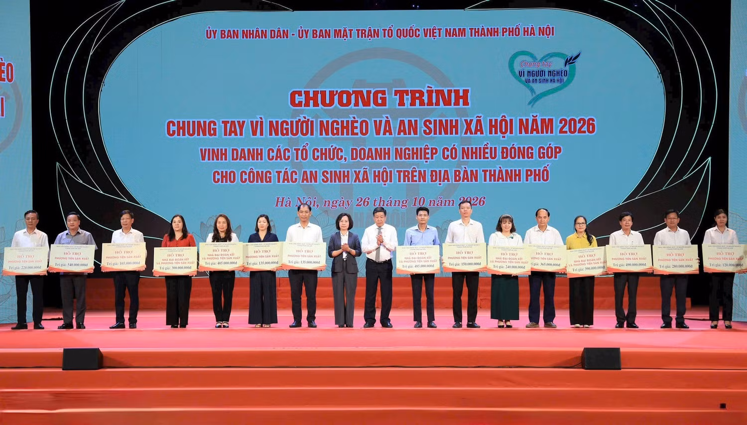 Chủ tịch Ủy ban Mặt trận Tổ quốc Việt Nam thành phố Hà Nội Bùi Huyền Mai và Phó Chủ tịch Thường trực UBND thành phố Hà Nội Dương Đức Tuấn trao hỗ trợ cho các địa phương. Ảnh: hanoi.gov.vn