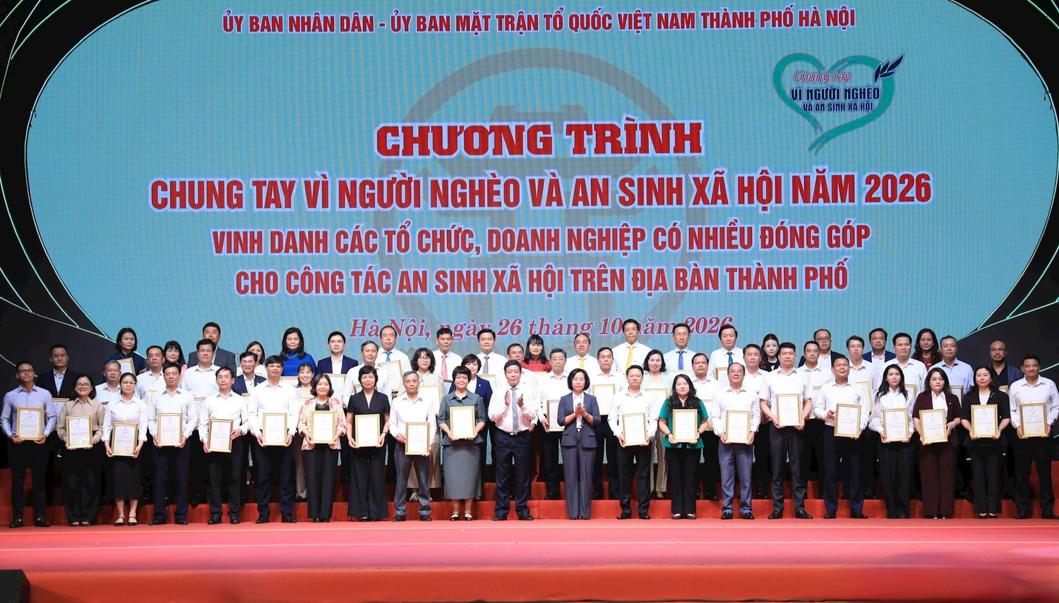 Chủ tịch Ủy ban Mặt trận Tổ quốc Việt Nam thành phố Hà Nội Bùi Huyền Mai và Phó Chủ tịch Thường trực UBND thành phố Hà Nội Dương Đức Tuấn tiếp nhận ủng hộ và trao Thư cảm ơn các đơn vị. Ảnh: hanoi.gov.vn