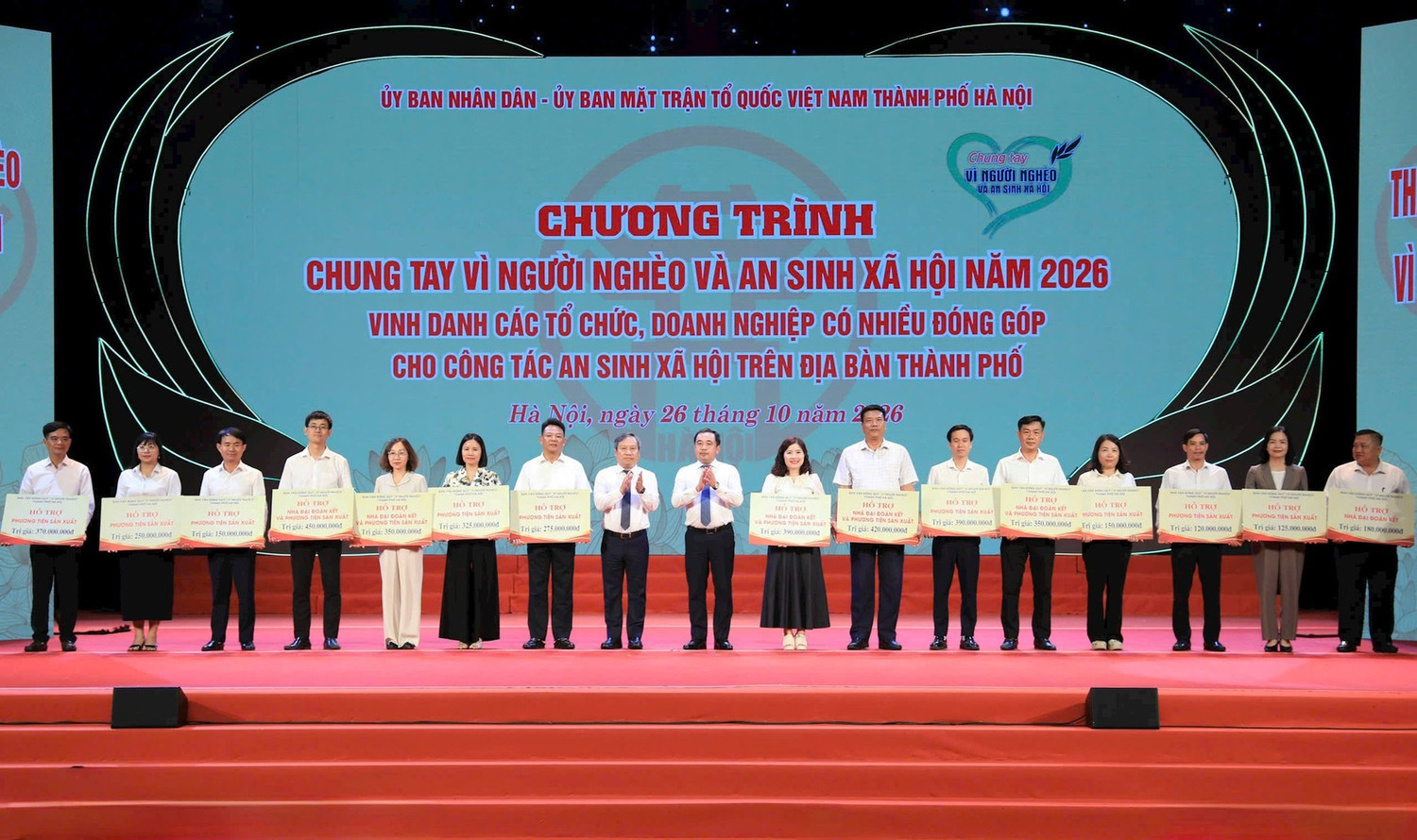 Bí thư Thành ủy Hà Nội Trần Đức Thắng và Chủ tịch UBND thành phố Hà Nội Vũ Đại Thắng trao hỗ trợ cho các địa phương. Ảnh: hanoi.gov.vn