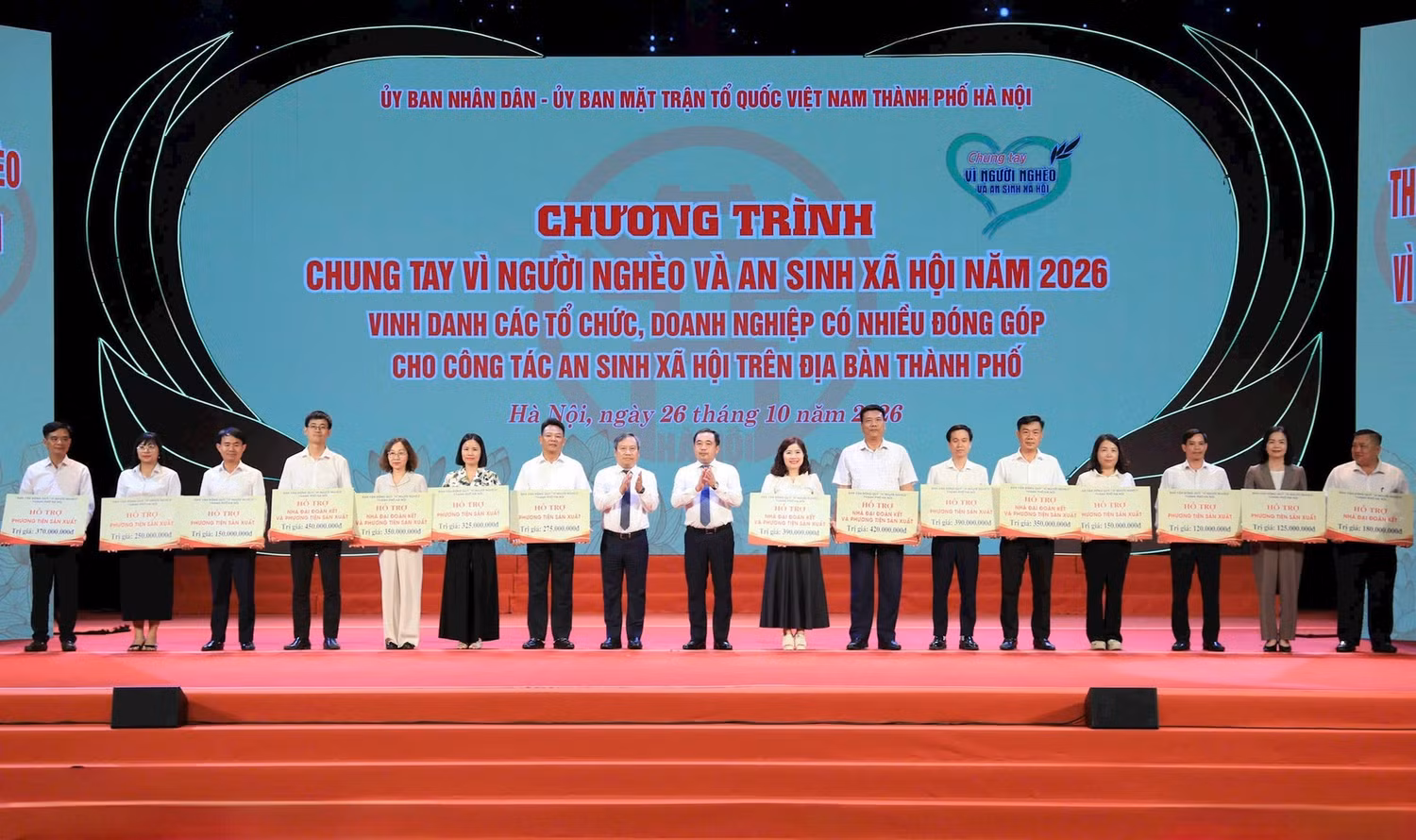 Bí thư Thành ủy Hà Nội Trần Đức Thắng và Chủ tịch UBND thành phố Hà Nội Vũ Đại Thắng trao hỗ trợ cho các địa phương. Ảnh: hanoi.gov.vn