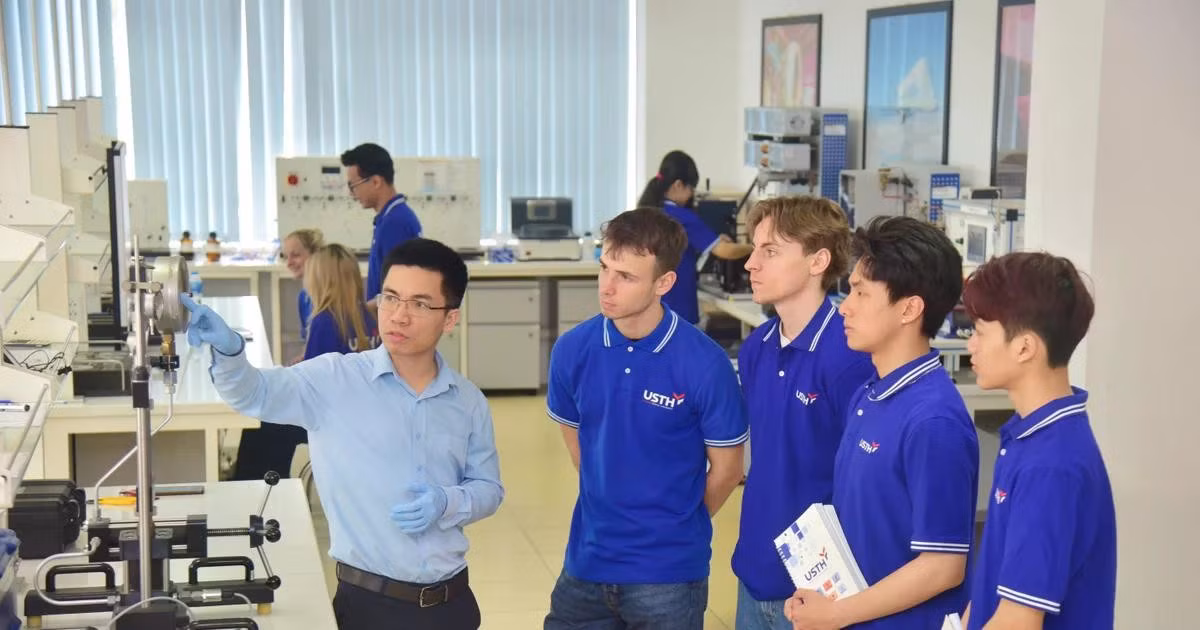 usth-sinh-vien-thuc-hanh-trong-phong-thi-nghiem-1.jpg