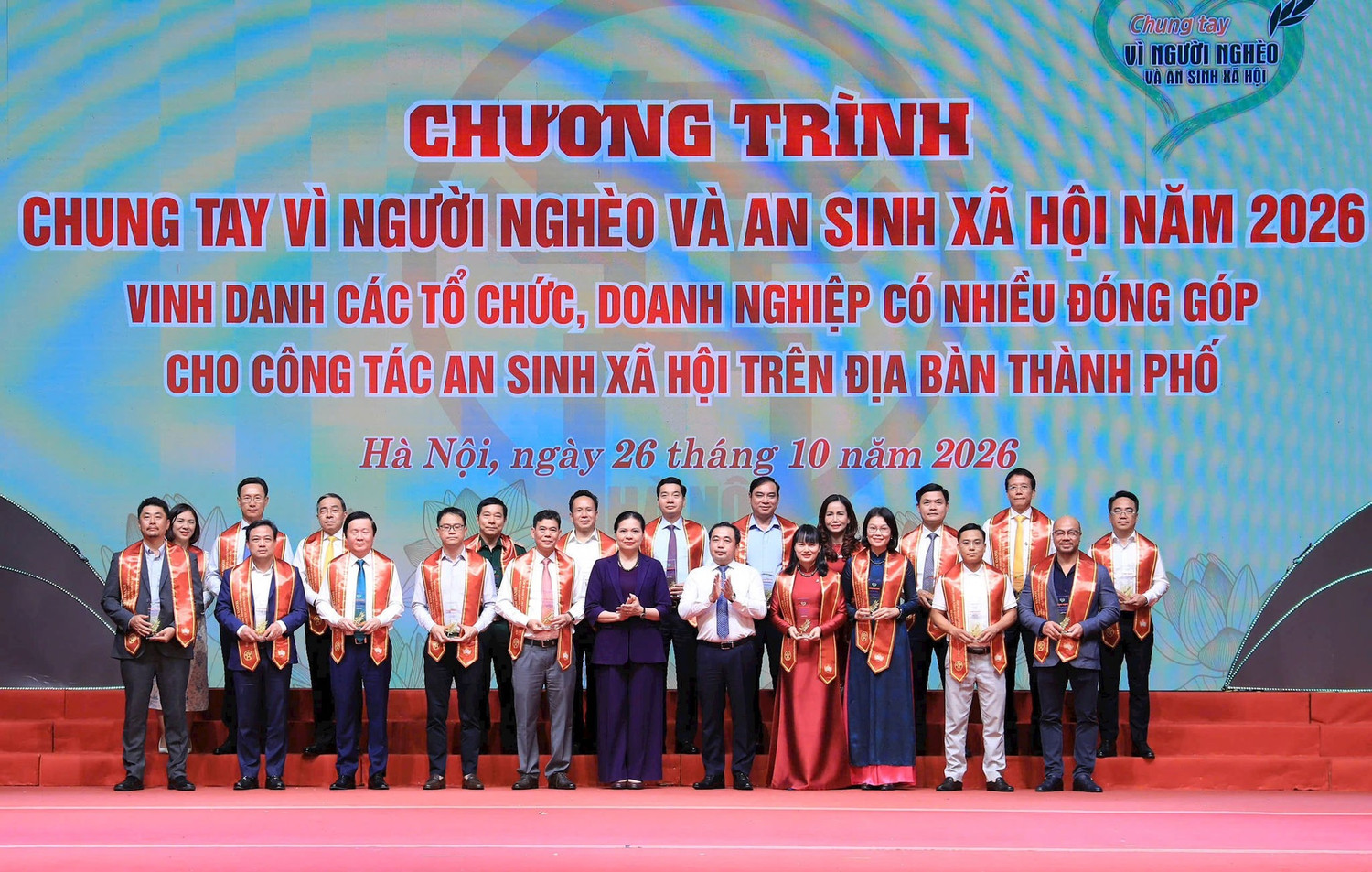 Bí thư Thành ủy Hà Nội Trần Đức Thắng và Phó Chủ tịch, Tổng Thư ký Ủy ban Trung ương Mặt trận Tổ quốc Việt Nam Hà Thị Nga trao biểu trưng vinh danh các đơn vị. Ảnh: hanoi.gov.vn