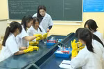 NGƯT Nguyễn Thị Thu Huyền và hành trình 24 năm "thắp lửa", khơi dậy đam mê Hóa học cho học sinh