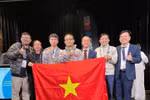 Trọng Khải (đứng thứ 3 từ trái sang) giành Huy chương Vàng tại Kỳ thi Olympic Toán học Quốc tế 2025 với số điểm cao nhất đội Việt Nam (38/42 điểm). Ảnh: NVCC