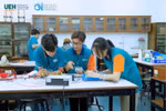 Sinh viên UEH thực hành môn Thí nghiệm vật lý trong học kỳ trao đổi tại Đại học Công nghệ Rajamangala Thái Lan. Ảnh: website Viện Công nghệ thông minh và tương tác, Đại học Kinh tế Thành phố Hồ Chí Minh