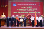 Phó Thủ tướng Chính phủ Nguyễn Chí Dũng (thừa ủy quyền của Chủ tịch nước) trao tặng Huân chương Lao động hạng Nhất cho tập thể Trường Đại học Giao thông vận tải.