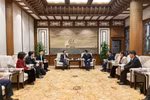 Giám đốc Đại học Quốc gia Hà Nội Hoàng Minh Sơn và Giám đốc Đại học Thanh Hoa Lý Lộ Minh tại buổi làm việc