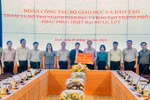Thứ trưởng Thường trực Phạm Ngọc Thưởng và Đoàn công tác Bộ Giáo dục và Đào tạo thăm và hỗ trợ ngành Giáo dục và Đào tạo thành phố Huế khắc phục thiệt hại do lũ, lụt.