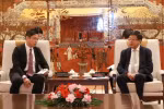 Phó Chủ tịch Thường trực Ủy ban nhân dân thành phố Hà Nội Dương Đức Tuấn tiếp Phó Chủ tịch Hội đồng quản trị Công ty HH Đầu máy toa xe Đại Liên Tống Hiệp Bằng. Ảnh: hanoi.gov.vn.