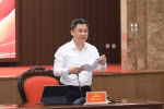 Trưởng ban Tổ chức Thành ủy Hà Minh Hải trao đổi tại buổi họp báo