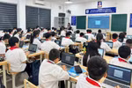 Học sinh Trường Trung học cơ sở Giảng Võ (phường Giảng Võ, thành phố Hà Nội) sử dụng laptop trong giờ học. Ảnh: NTCC.