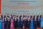 Chủ tịch nước Lương Cường, Bí thư Thành uỷ Hà Nội Bùi Thị Minh Hoài và các đồng chí lãnh đạo Trung ương, thành phố Hà Nội chụp ảnh với các cán bộ chủ chốt của xã, phường mới tại Hà Nội. Ảnh: pbgdpl.hanoi.gov.vn.