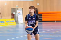 Em Lê Giang Linh (cầu thủ số 12) thuộc đội MVP. Ảnh: NVCC