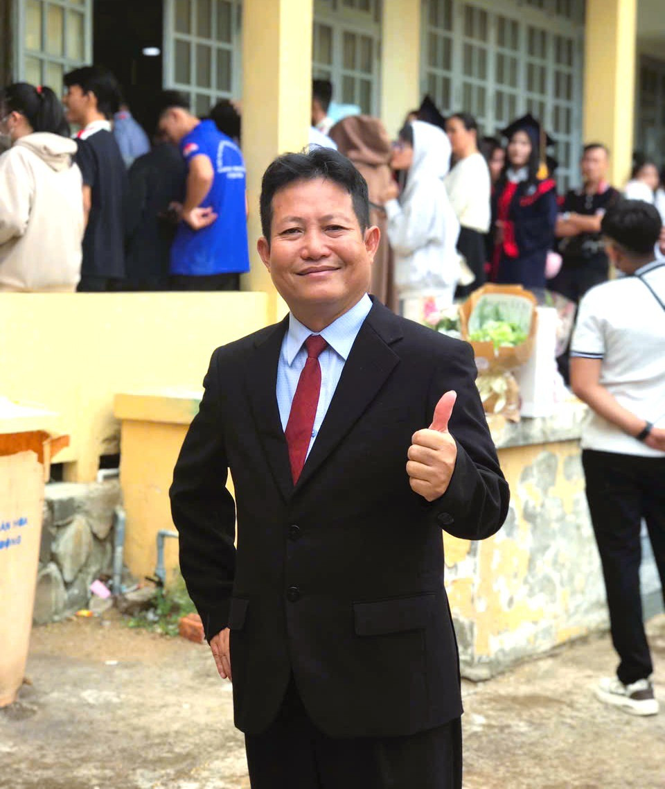 2025-graduation-dc21-thay-don.jpg