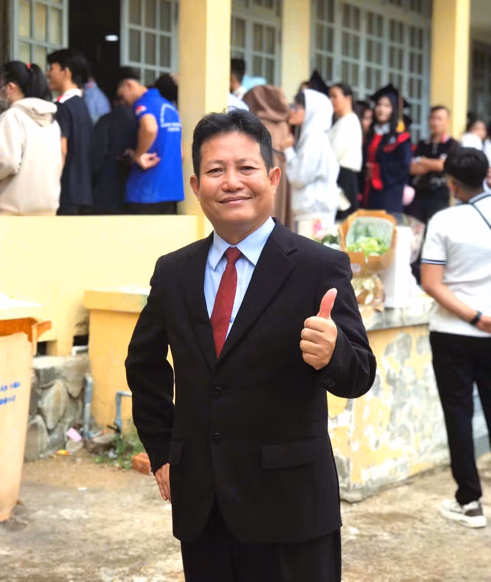 2025-graduation-dc21-thay-don.jpg