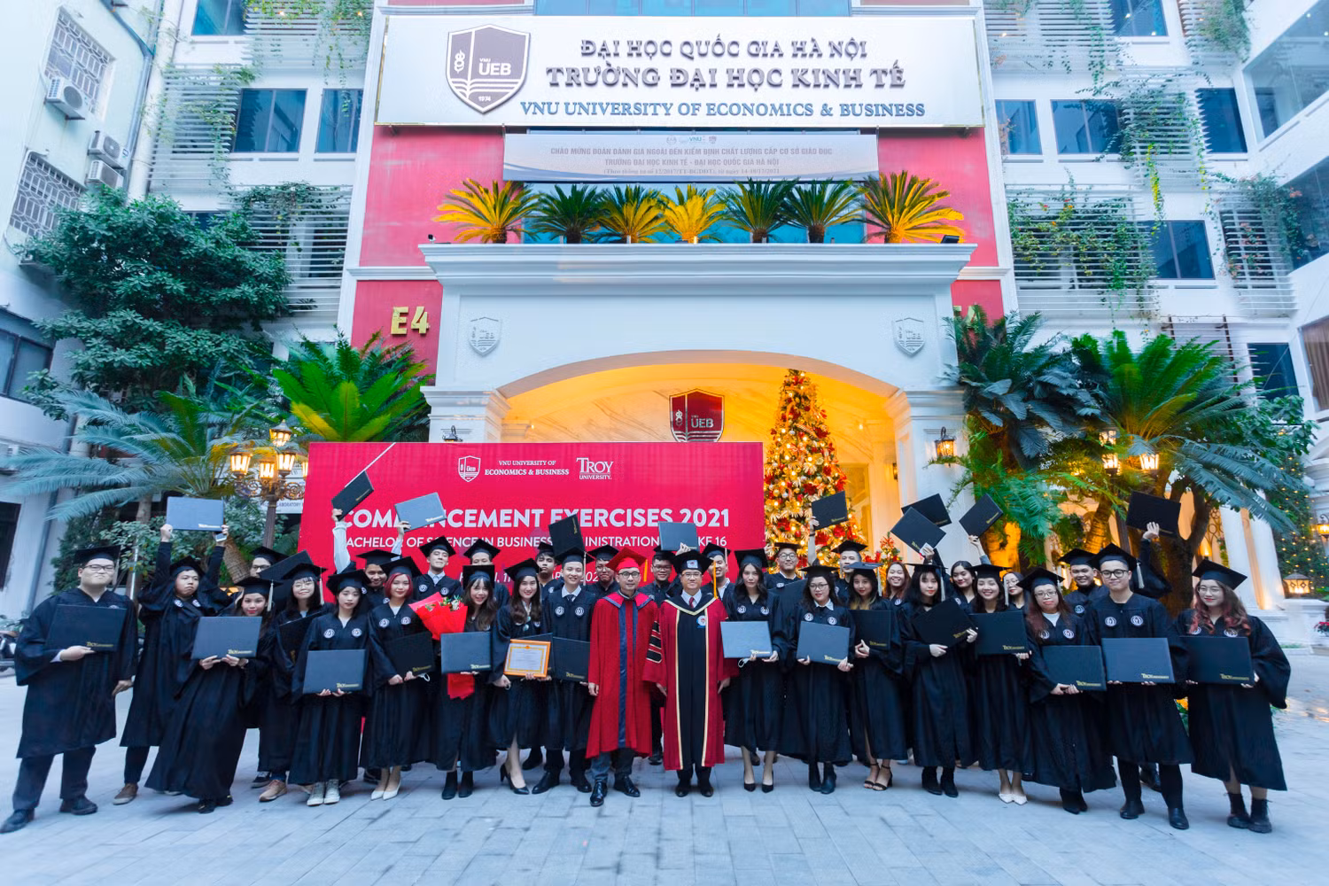 Các em sinh viên Trường Đại học Kinh tế - Đại học Quốc gia Hà Nội học chương trình đại học chính quy do đối tác nước ngoài cấp bằng trong ngày tốt nghiệp.