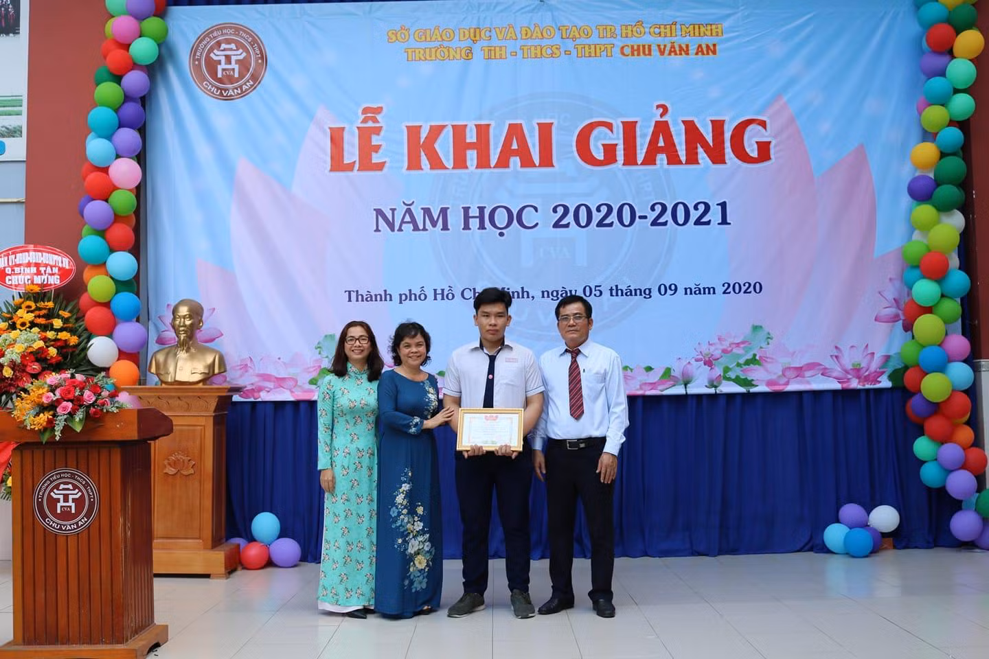 Nam thủ khoa trong ngày về trường Chu Văn An nhận thưởng dịp đầu năm học (ảnh: CTV) Nam thủ khoa trong ngày về trường Chu Văn An nhận thưởng dịp đầu năm học (ảnh: CTV)
