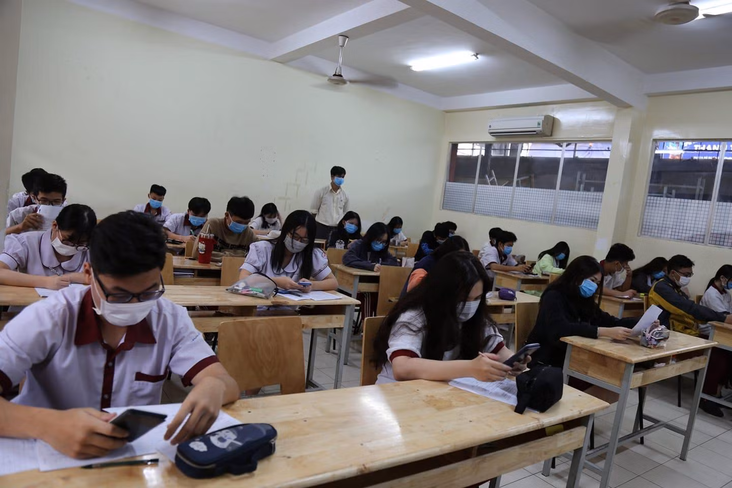 Học sinh trường Ngô Thời Nhiệm, quận 9 làm bài kiểm tra học kỳ 1 (ảnh: P.L) Học sinh trường Ngô Thời Nhiệm, quận 9 làm bài kiểm tra học kỳ 1 (ảnh: P.L)