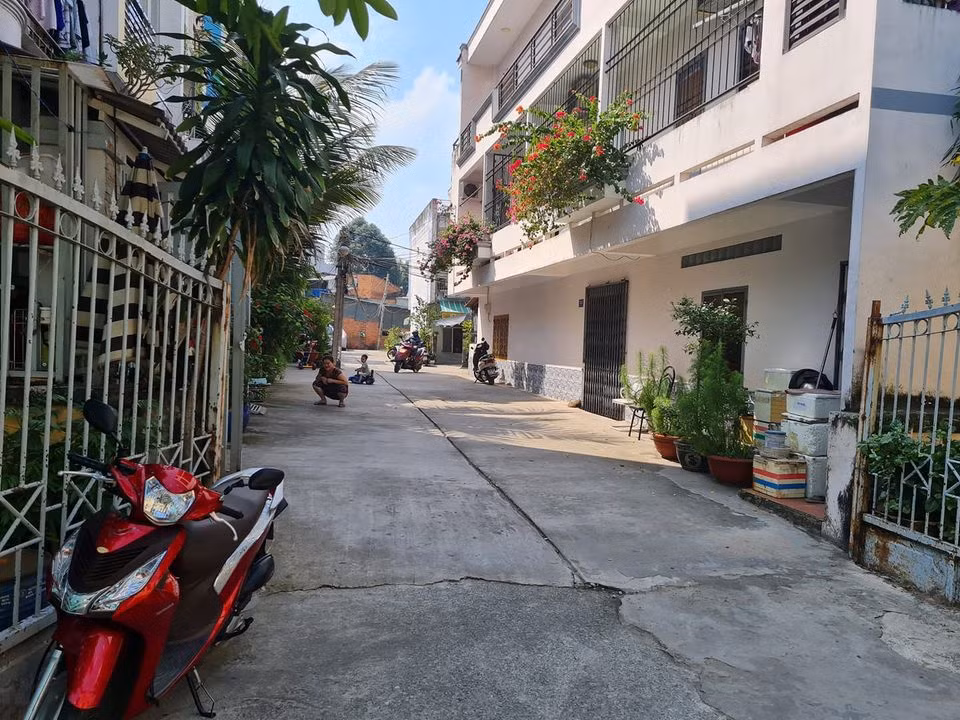 Lối đi chung của 33 hộ dân đi qua khuôn viên của Trường Cao đẳng Kinh tế - Kỹ thuật thành phố (ảnh: P.L)
