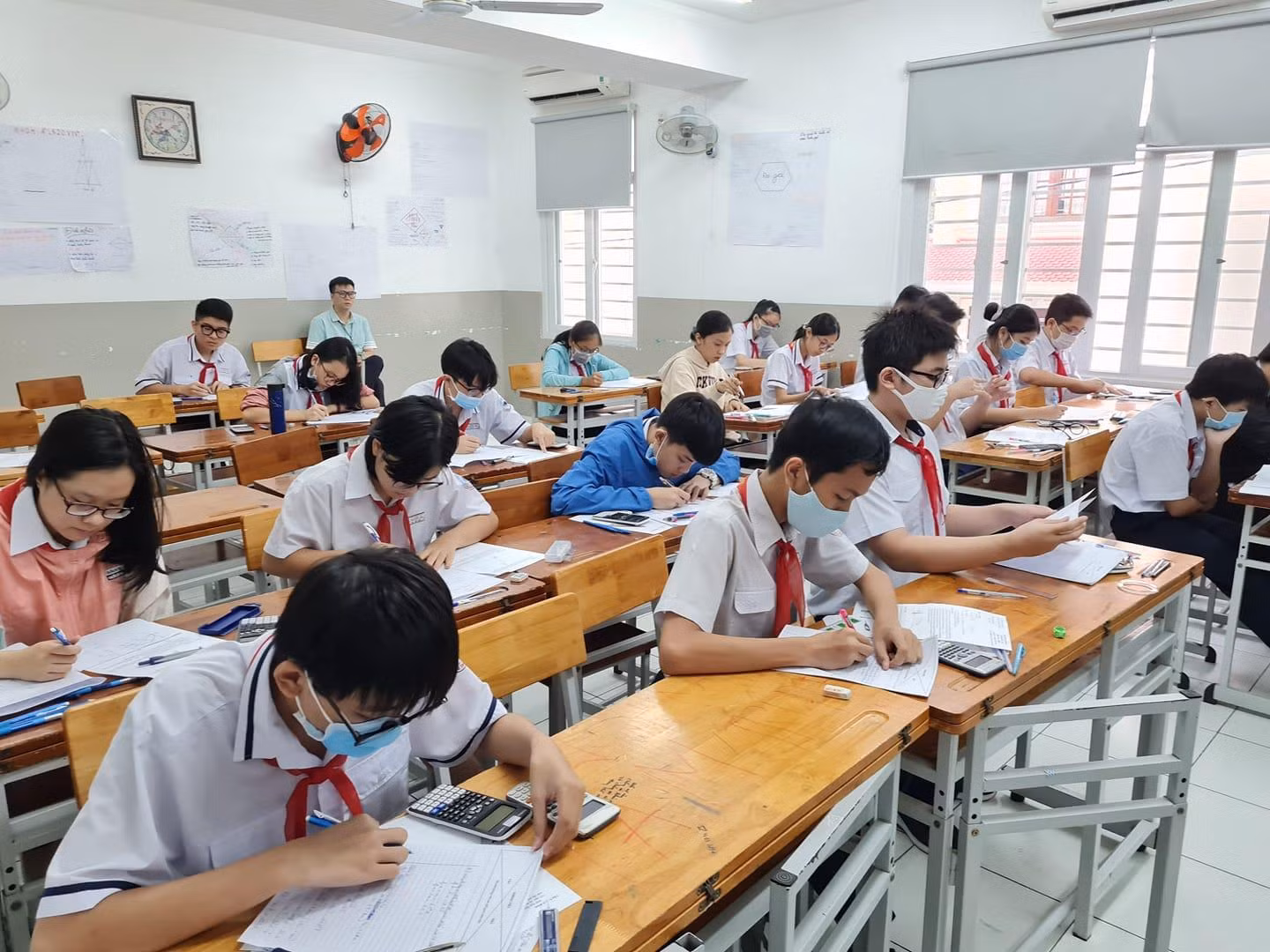 Học sinh trường trung học cơ sở Nguyễn Du, quận 1 làm bài kiểm tra học kỳ 1 (ảnh: P.L) Học sinh trường trung học cơ sở Nguyễn Du, quận 1 làm bài kiểm tra học kỳ 1 (ảnh: P.L)