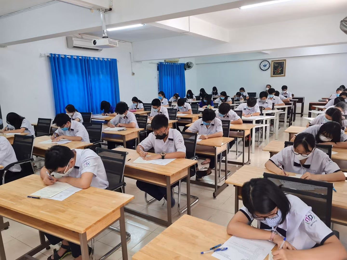 Học sinh trường trung học phổ thông Nguyễn Du, quận 10 làm bài kiểm tra học kỳ 1 (ảnh: P.L) Học sinh trường trung học phổ thông Nguyễn Du, quận 10 làm bài kiểm tra học kỳ 1 (ảnh: P.L)