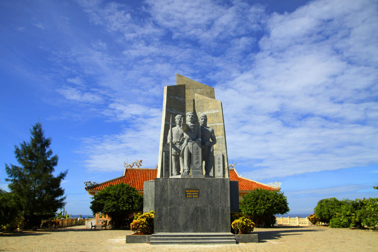 Đội Hoàng Sa kiêm quân Bắc Hải được thành lập từ thời chúa Nguyễn Phúc Tần (1648-1687). Khi các vị Chúa Nguyễn truyền dụ phường An Vĩnh, Cù Lao Ré, tổng Quảng Nghĩa (nay là xã An Vĩnh, huyện đảo Lý Sơn, tỉnh Quảng Ngãi) lập những đội quân ra Hoàng Sa, Trường Sa bảo vệ chủ quyền và khai thác các sản vật quý để tiến vua. Đội Hoàng Sa kiêm quân Bắc Hải được thành lập từ thời chúa Nguyễn Phúc Tần (1648-1687). Khi các vị Chúa Nguyễn truyền dụ phường An Vĩnh, Cù Lao Ré, tổng Quảng Nghĩa (nay là xã An Vĩnh, huyện đảo Lý Sơn, tỉnh Quảng Ngãi) lập những đội quân ra Hoàng Sa, Trường Sa bảo vệ chủ quyền và khai thác các sản vật quý để tiến vua.
